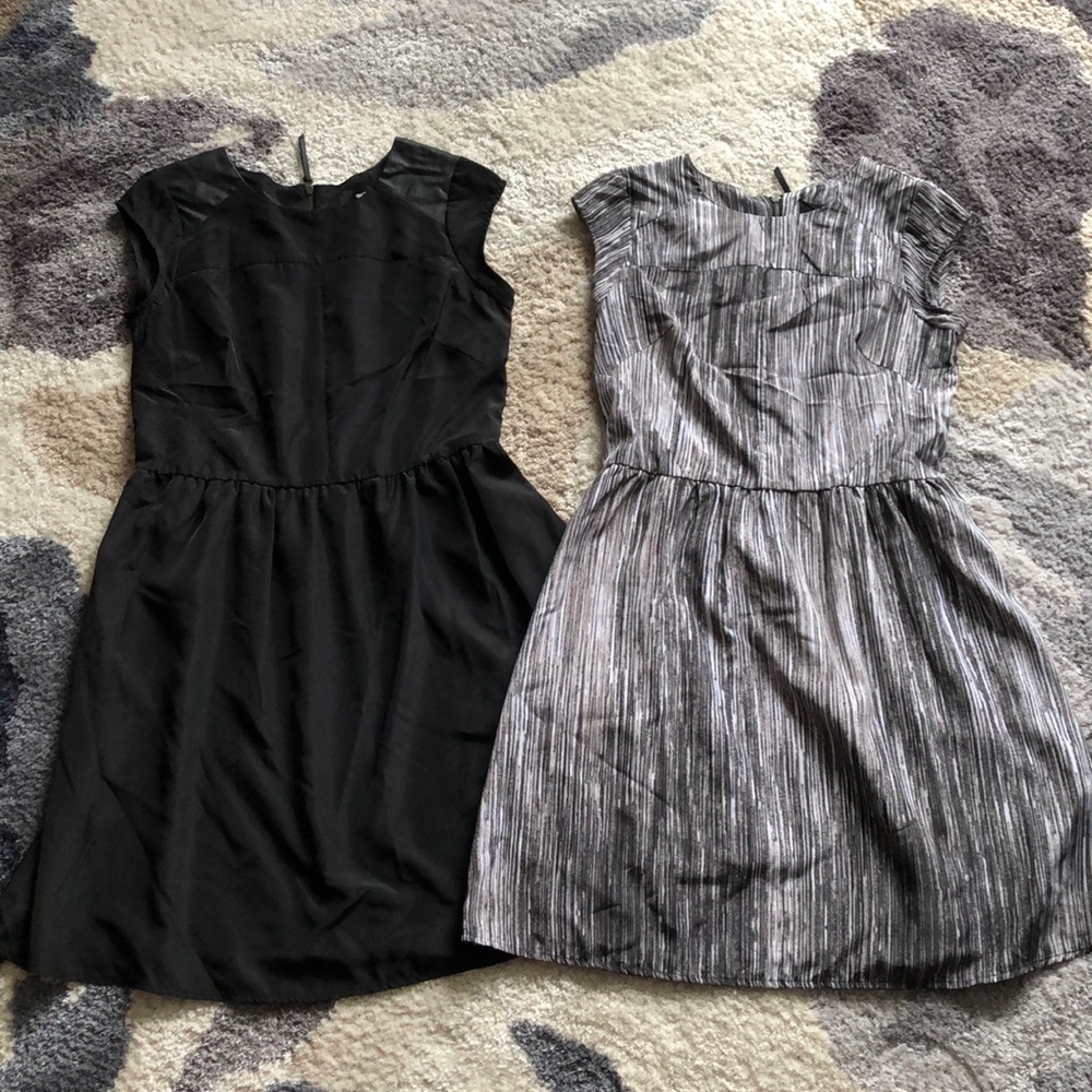 Two shortsleeved dresses. Both size Medium. 🖤🤍